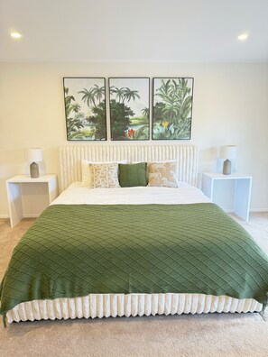 Desk, blackout drapes, iron/ironing board, free WiFi - 3BR Villa Near CBD & One Tree Hill (akl)