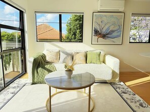 Living area - 3BR Villa Near CBD & One Tree Hill (Auckland)