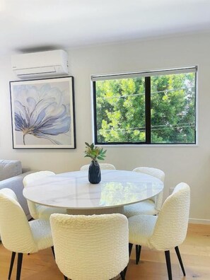 Restaurant - 3BR Villa Near CBD & One Tree Hill (akl)