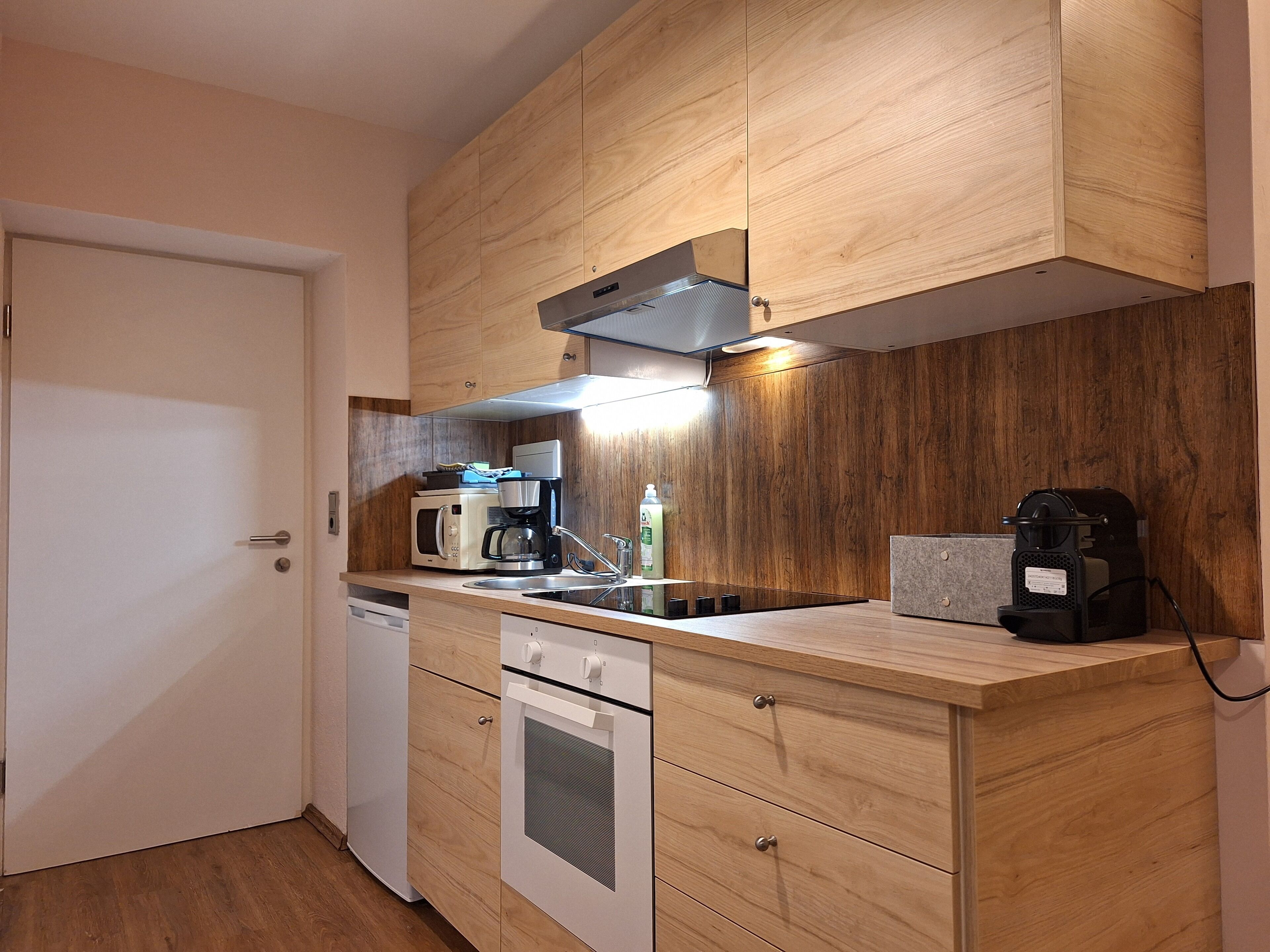 Dobbeltrom – basic, bakgårdsutsikt | Eget kjøkken | Kjøleskap, mikrobølgeovn, ovn og kokeplater