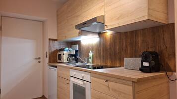 Dobbeltrom – basic, bakgårdsutsikt | Eget kjøkken | Kjøleskap, mikrobølgeovn, ovn og kokeplater