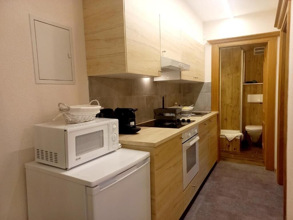 電冰箱、微波爐、烤箱、爐台