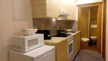 Een koelkast, een microgolfoven, een oven, een kookplaat