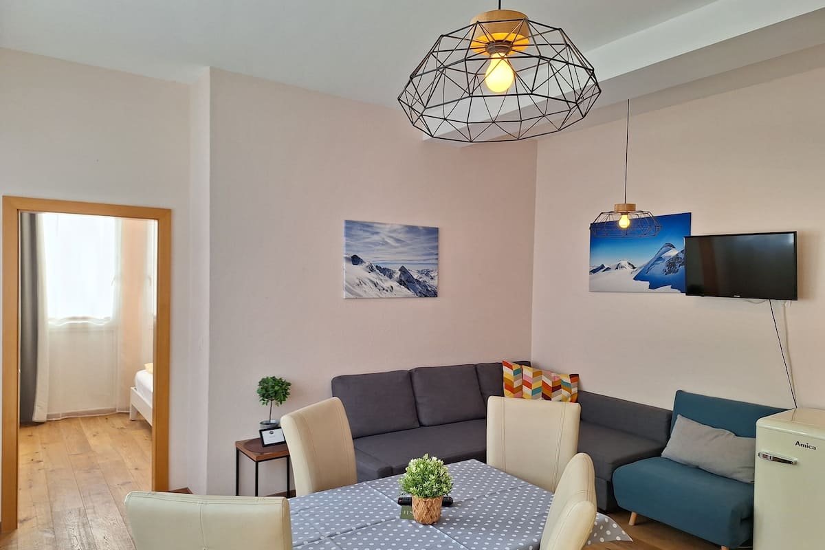 Appartement économique, balcon, vue sur la montagne | Aire de séjour | Jouets