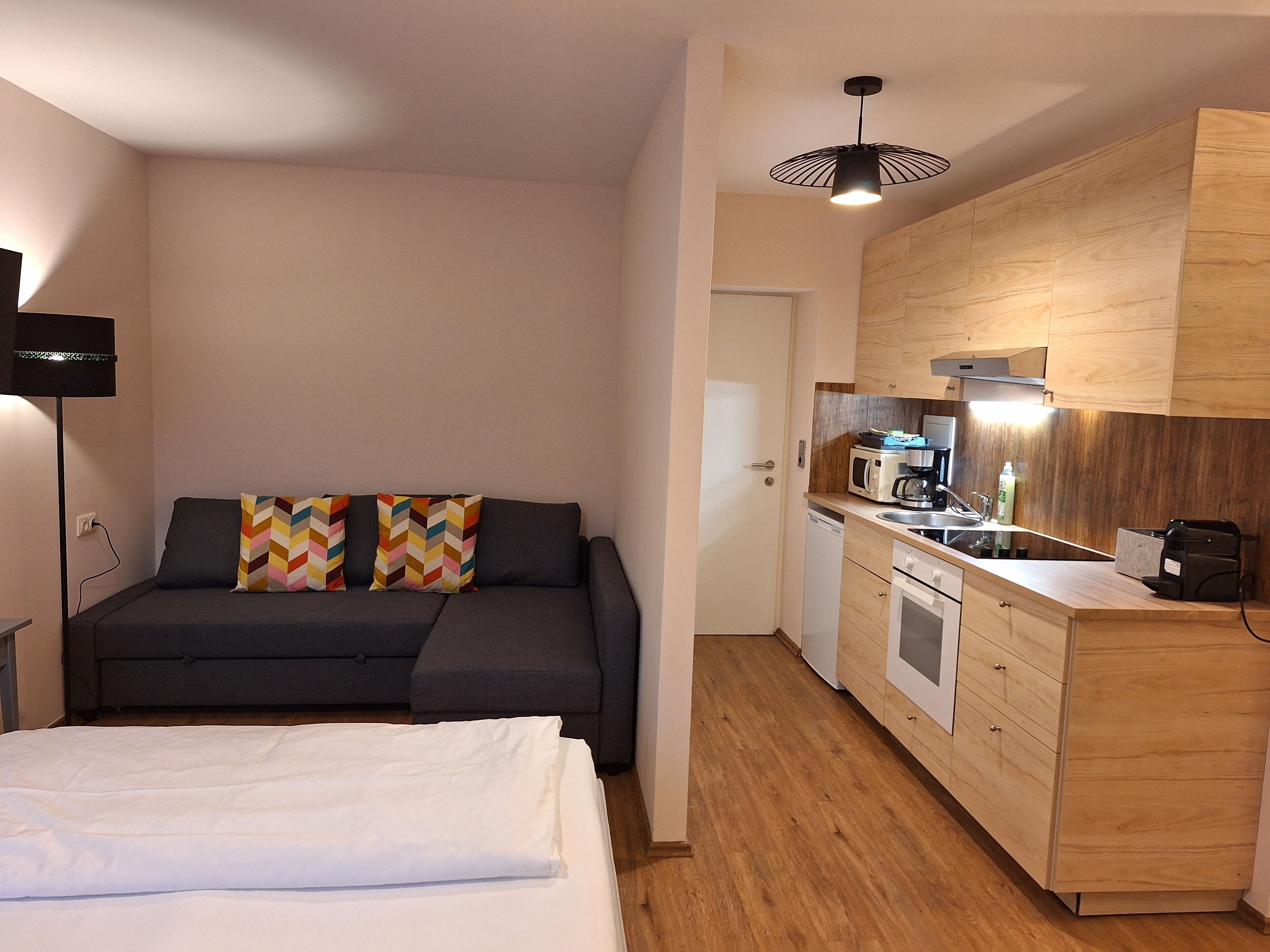 베이직 더블룸, 마당 전망 | 전용 주방 | 냉장고, 전자레인지, 오븐, 쿡탑