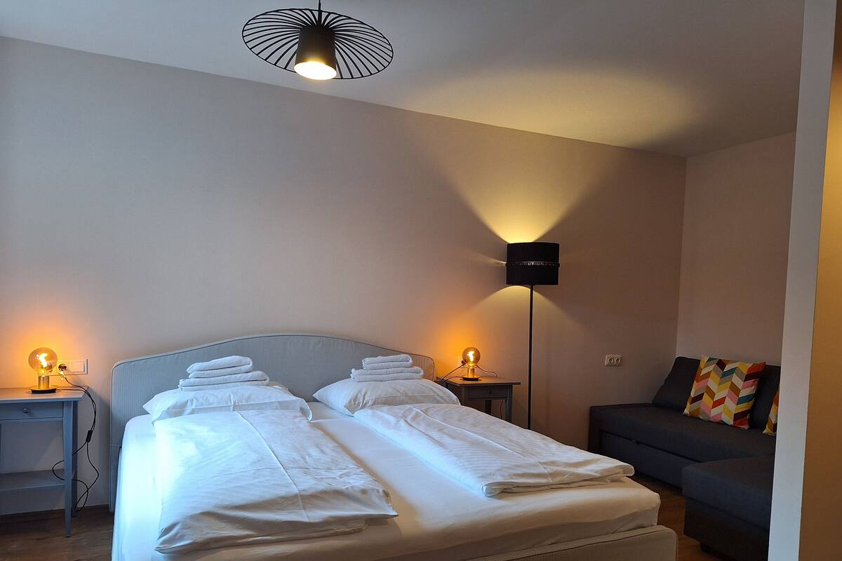 Chambre de base double, vue sur la cour intérieure | Accès au Wi-Fi (inclus)