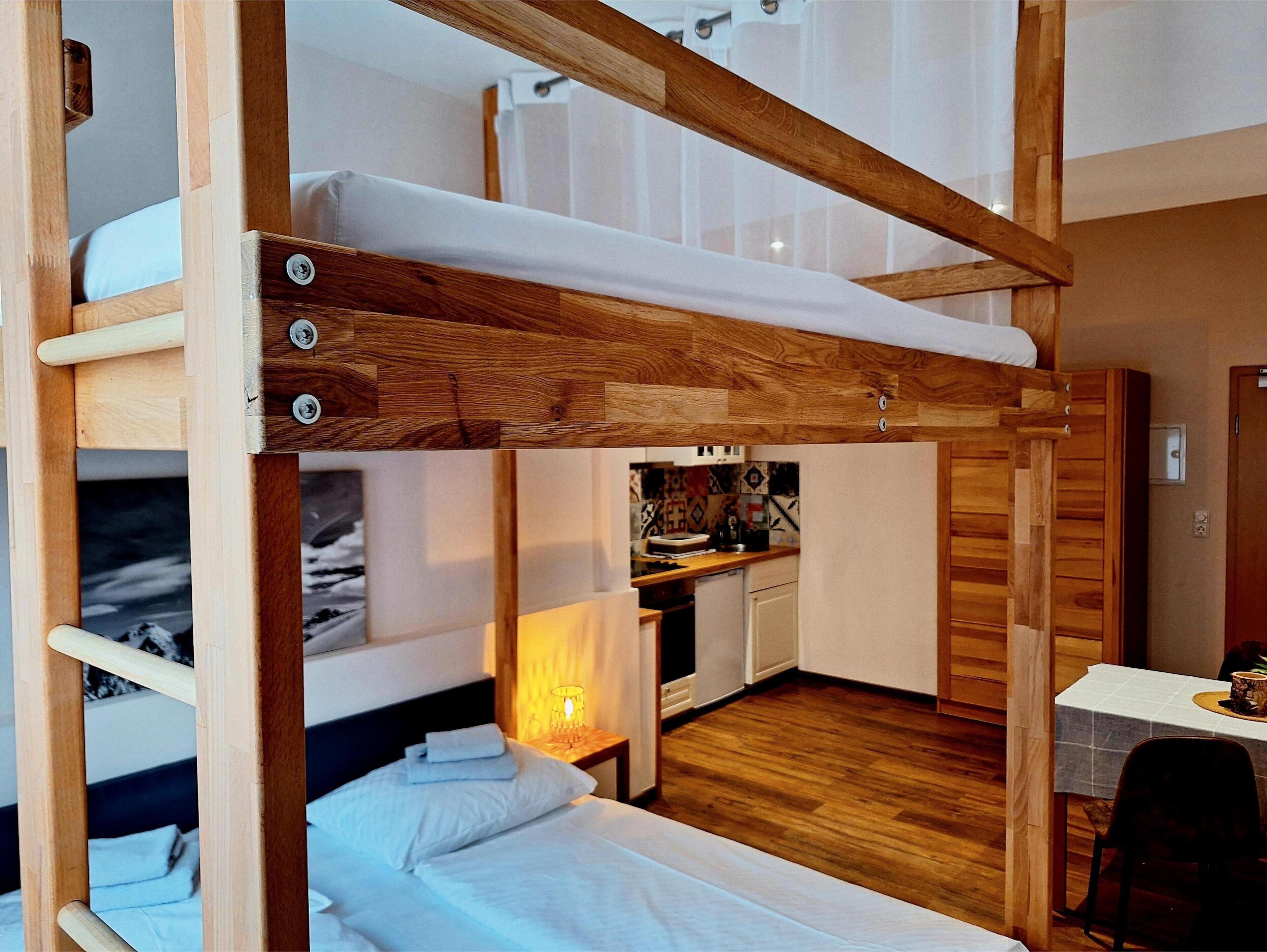 Familienapartment, Blick auf den Innenhof | Wohnbereich | Kinderspielzeug