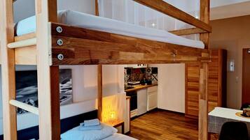 Familienapartment, Blick auf den Innenhof | Wohnbereich | Kinderspielzeug