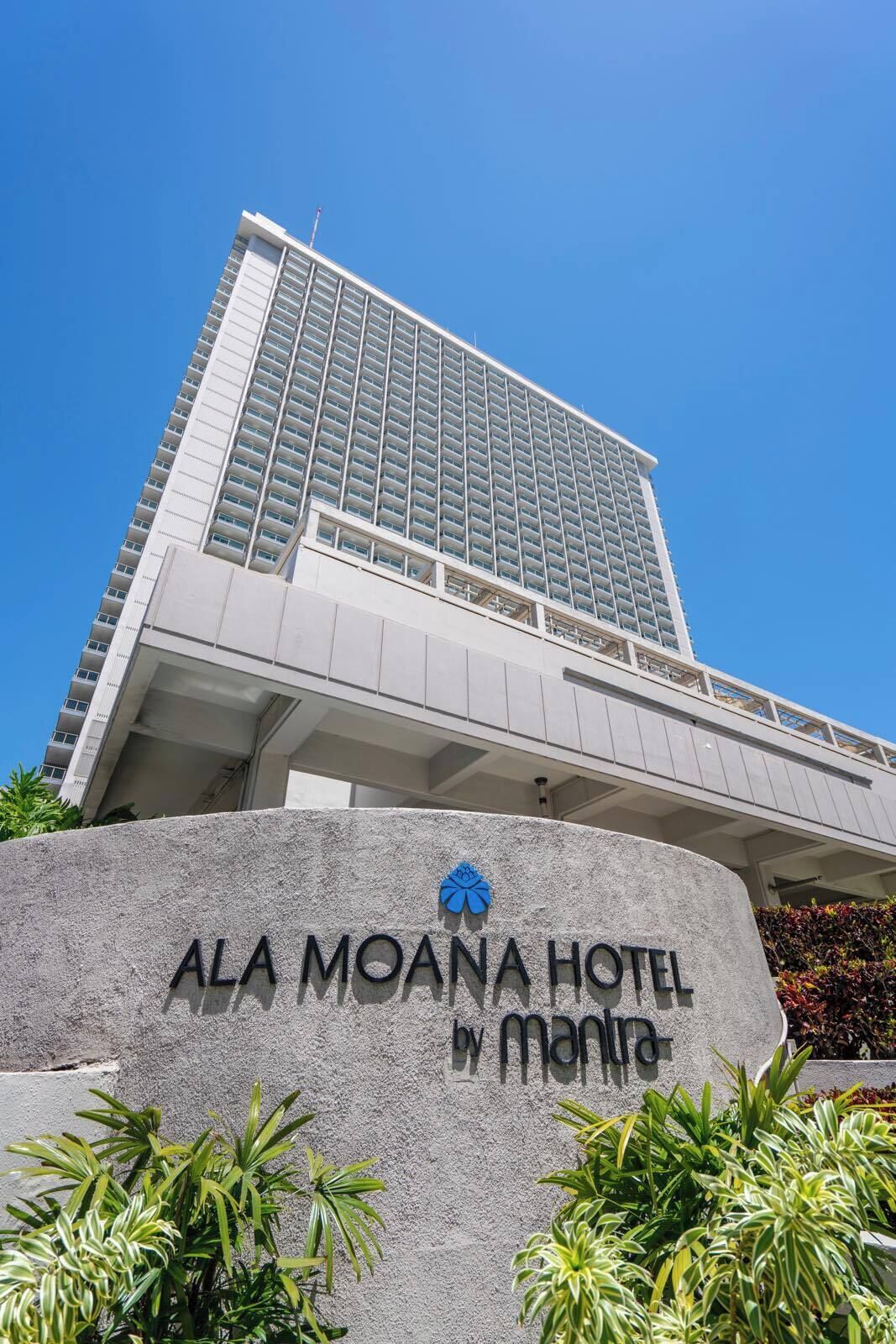 L’extérieur de l’hôtel Ala Moana by Mantra se distingue par son architecture moderne, avec une entrée imposante et une vue dégagée sur les environs.