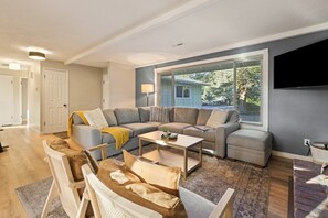 Casa, 3 habitaciones | Área de sala de estar | Smart TV 