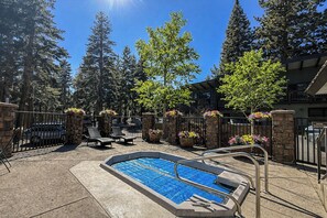 Outdoor spa tub - Upgraded, Walk to Village & Shops, On Site Hot Tub & Sauna, Private Laundry (Mammoth Lakes)