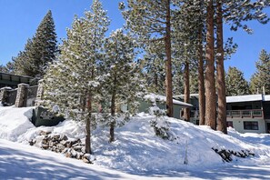 Property grounds - Upgraded, Walk to Village & Shops, On Site Hot Tub & Sauna, Private Laundry (Mammoth Lakes)