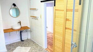 Shower, hair dryer, towels, soap - Charming half-timbered house in the heart of the city "Fachwerkstube" 3 Bedroom Apartment (Witzenhausen)