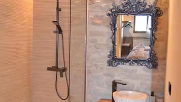 SĂšche-cheveux, serviettes fournies, savon, papier toilette