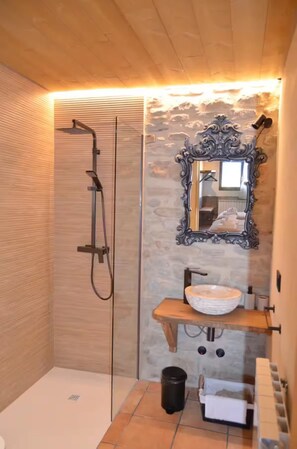 Hair dryer, towels, soap, toilet paper - Torredana Farmhouse (Montmajor)