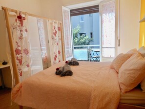 مكواة/لوح كي وخدمة الإنترنت وملاءات أسرّة