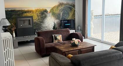 Large, cosy house for 8/10 people less than 100 m from the beach, terrace with sea view