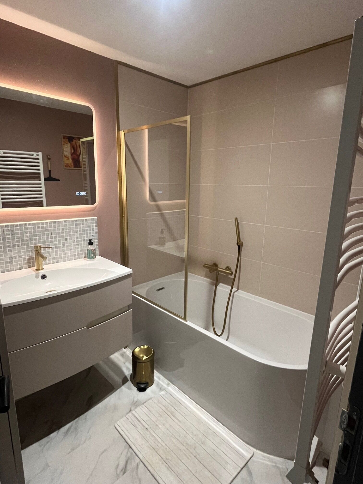 Douche, sèche-cheveux, serviettes fournies, savon
