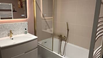 Douche, sèche-cheveux, serviettes fournies, savon