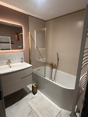Een douche, een haardroger, handdoeken, zeep