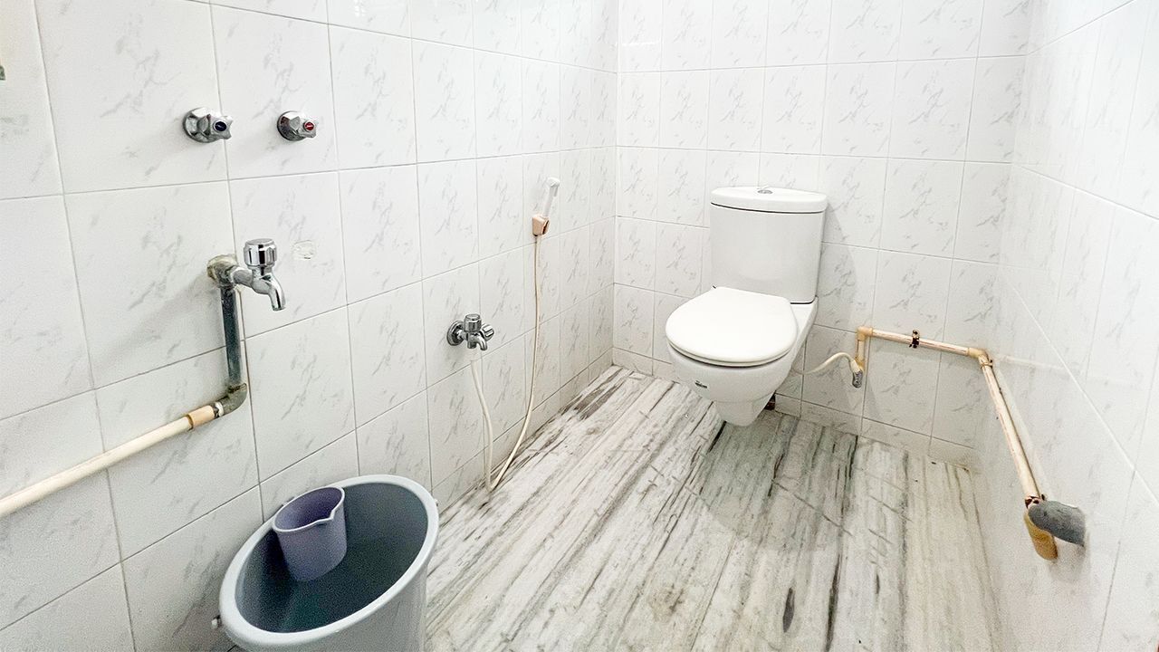 Een douche, handdoeken, zeep, toiletpapier