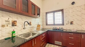 Frigorifero, piano cottura, bollitore elettrico, tostapane