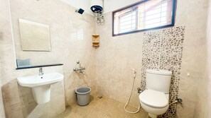 Dusch, handdukar, tvål och toalettpapper