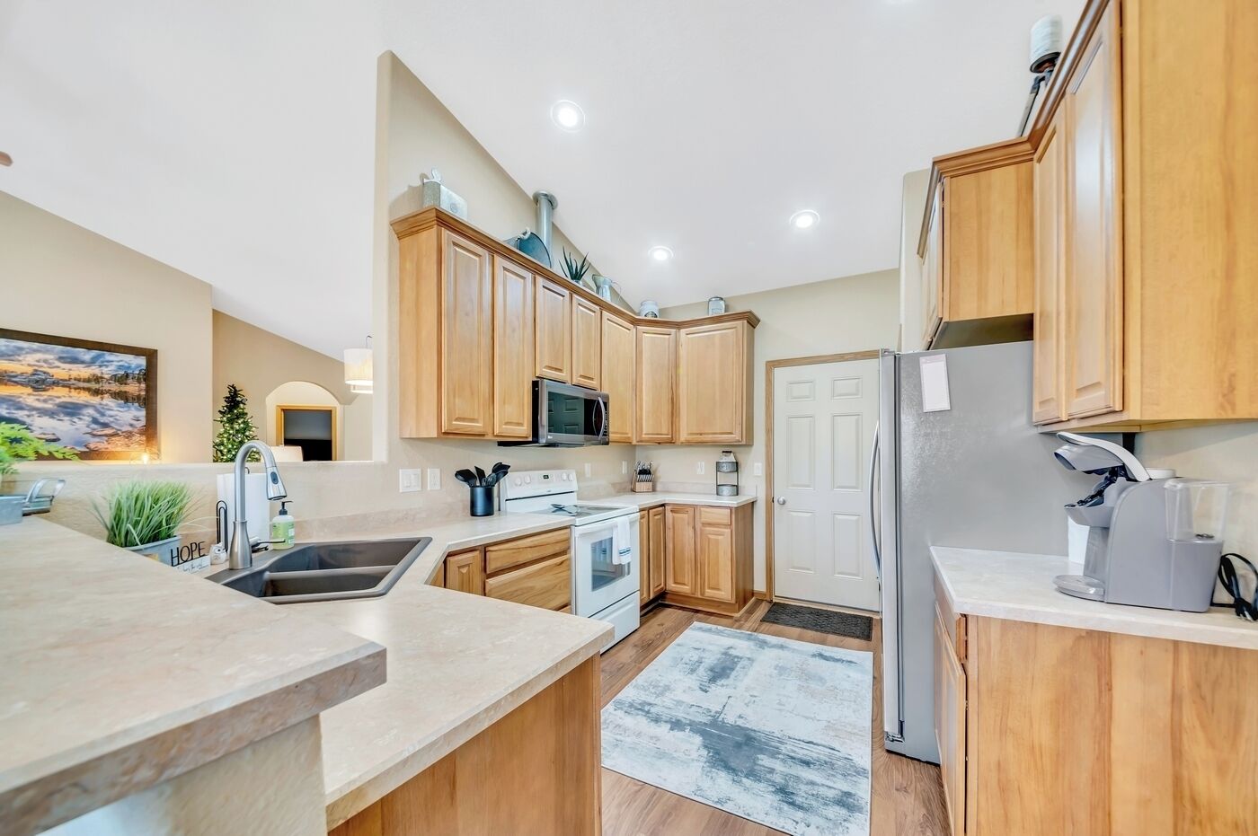 Kjøleskap, mikrobølgeovn, ovn og oppvaskmaskin