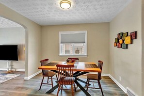 Dining - South Euclid 3BR Cozy Home — Near Clinic (South Euclid)