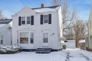 Exterior - South Euclid 3BR Cozy Home — Near Clinic (South Euclid)