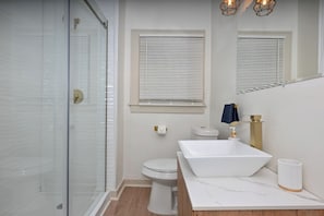Shower - Cozy 2BR Lyndhurst Retreat-Near Cleveland Clinic (Lyndhurst)