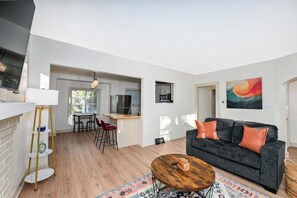 Smart TV, offices - Cozy 2BR Lyndhurst Retreat-Near Cleveland Clinic (Lyndhurst)