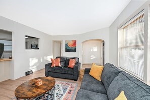 Smart TV, offices - Cozy 2BR Lyndhurst Retreat-Near Cleveland Clinic (Lyndhurst)