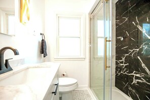 Shower - South Euclid 4BR Summer Paradise — Game room & BBQ (South Euclid)