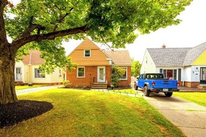 Exterior - South Euclid 4BR Summer Paradise — Game room & BBQ (South Euclid)