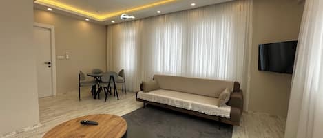 Comfort apartman, erkély, kilátással a hegyre | Nappalirész