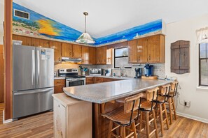 Jääkaappi, mikroaaltouuni, uuni, astianpesukone