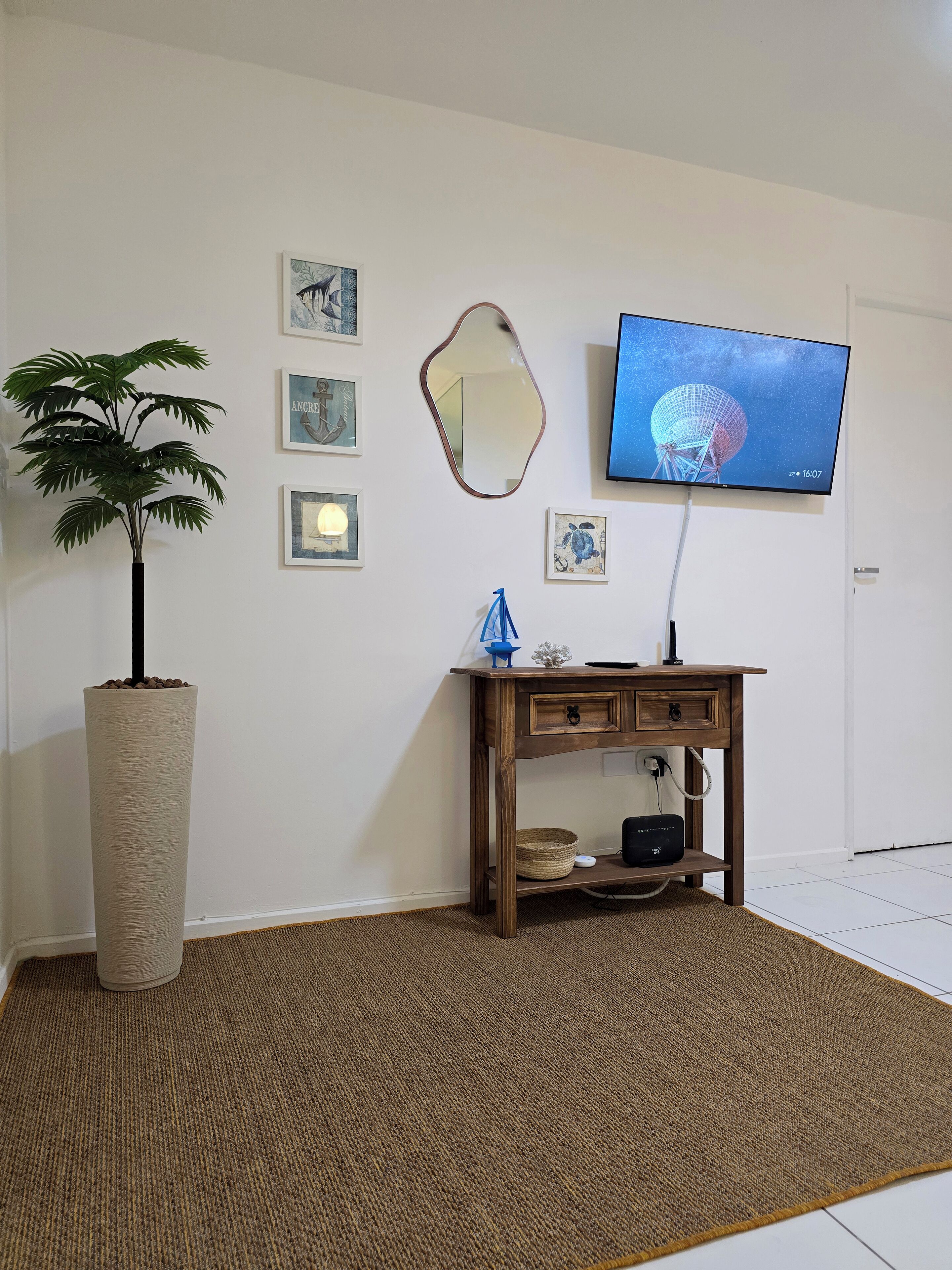 公寓 | 起居区 | 32-英寸LED 电视（配备数码频道）