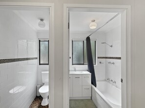 Apartment | Bathroom - Family Beach House With Outdoor Entertaining (Long Beach)