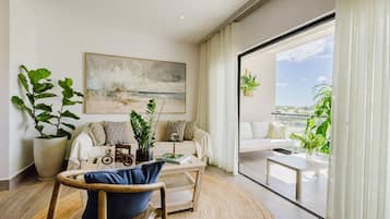 Una televisión, un reproductor estéreo