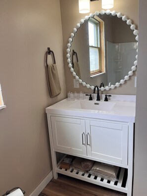 Dusj, hårføner, håndklær og såpe