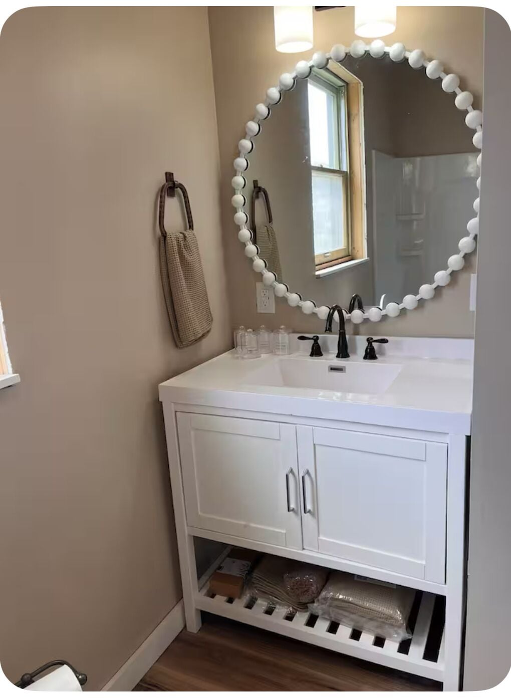 Dusj, hårføner, håndklær og såpe