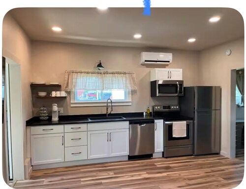 Newly remodeled 1-bedroom apartment with AC in charming Vincennes