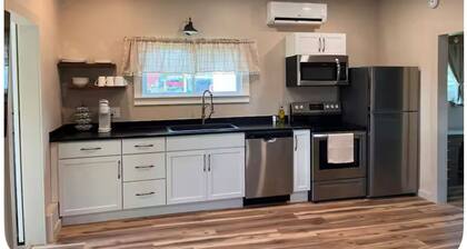 Newly remodeled 1-bedroom apartment with AC in charming Vincennes