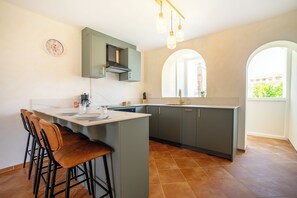 Fridge, oven, stovetop, dishwasher - Casa Chicota en Peñíscola, 8 personas, 50m de la playa (Peñíscola)