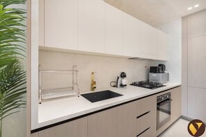 Wasserkocher mit Kaffee-/Teezubehör, Kühlschrank, Mikrowelle, Ofen