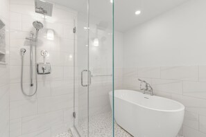 Hair dryer, towels - Newly remodeled 4BR Cape Cod home | Minutes to Chapoquoit and Old Silver beaches & Shining Sea Bike Pathway | Sleeps 8 (Falmouth)