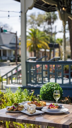 Outdoor dining - King Bed • Pool • Chic • Grill • Nice Patio • FB 9 Min Walk • Beach 3 Min Drive (Fernandina Beach)