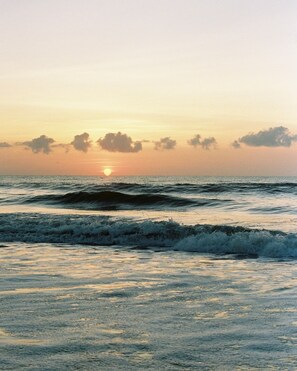 Sun-loungers, beach towels - King Bed • Pool • Chic • Grill • Nice Patio • FB 9 Min Walk • Beach 3 Min Drive (Fernandina Beach)