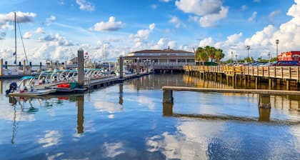 King Bed - Pool - Chic - Grill - Patio - Downtown 10 Min Walk- Beach 5 Min Drive